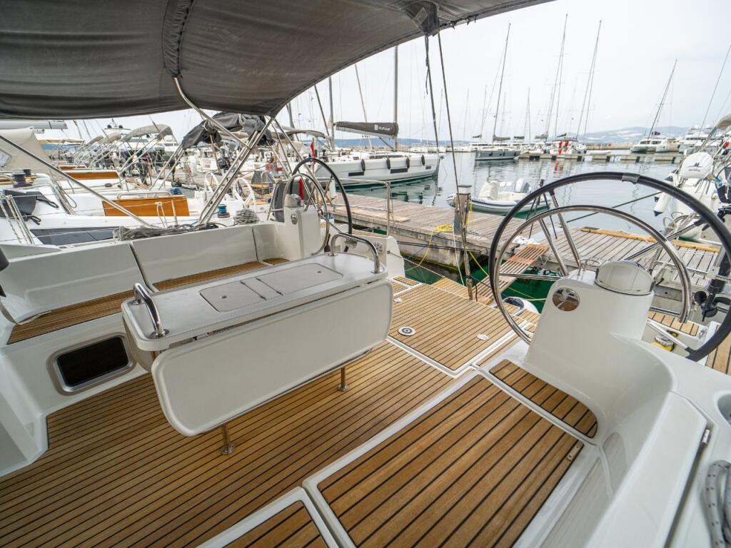 Sailing yacht 