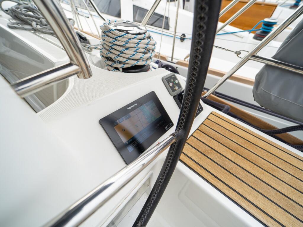 Sailing yacht 