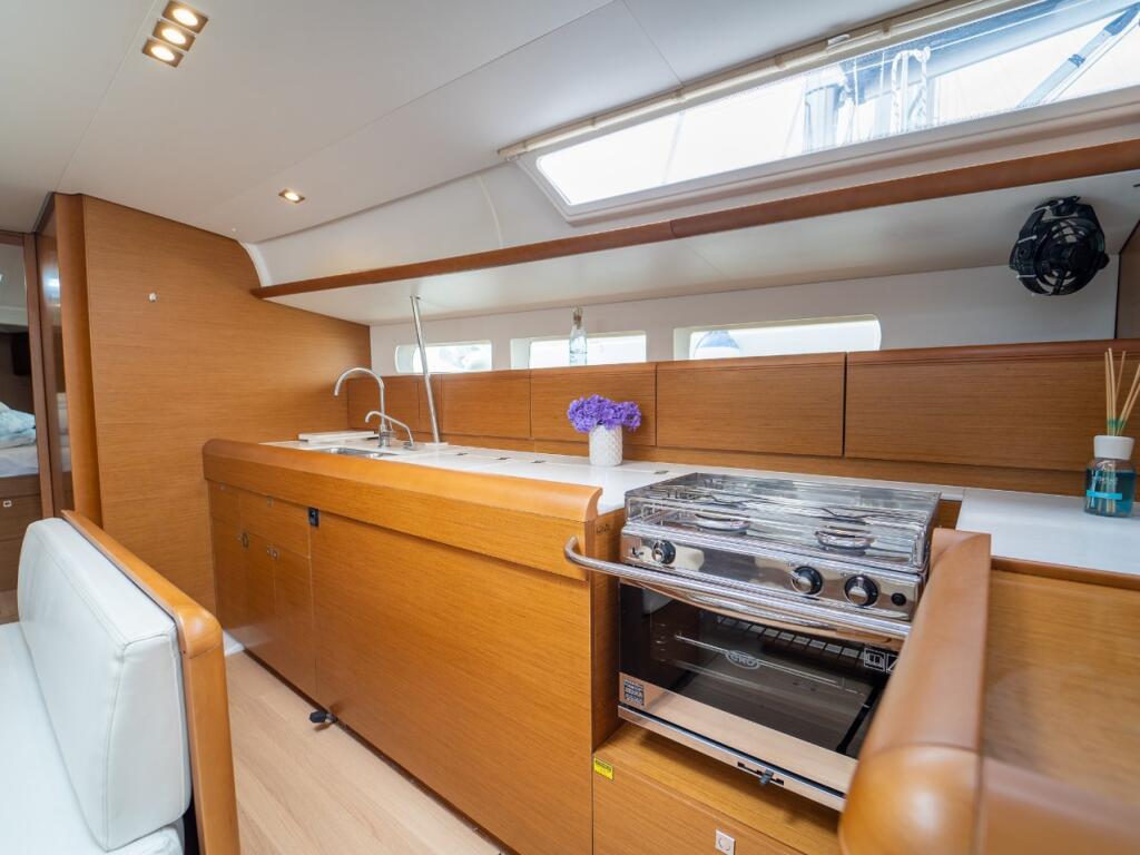 Sailing yacht 