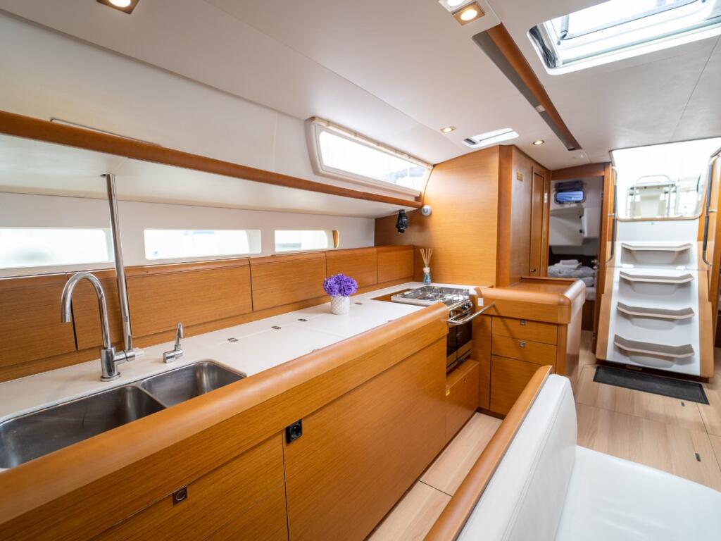 Sailing yacht 