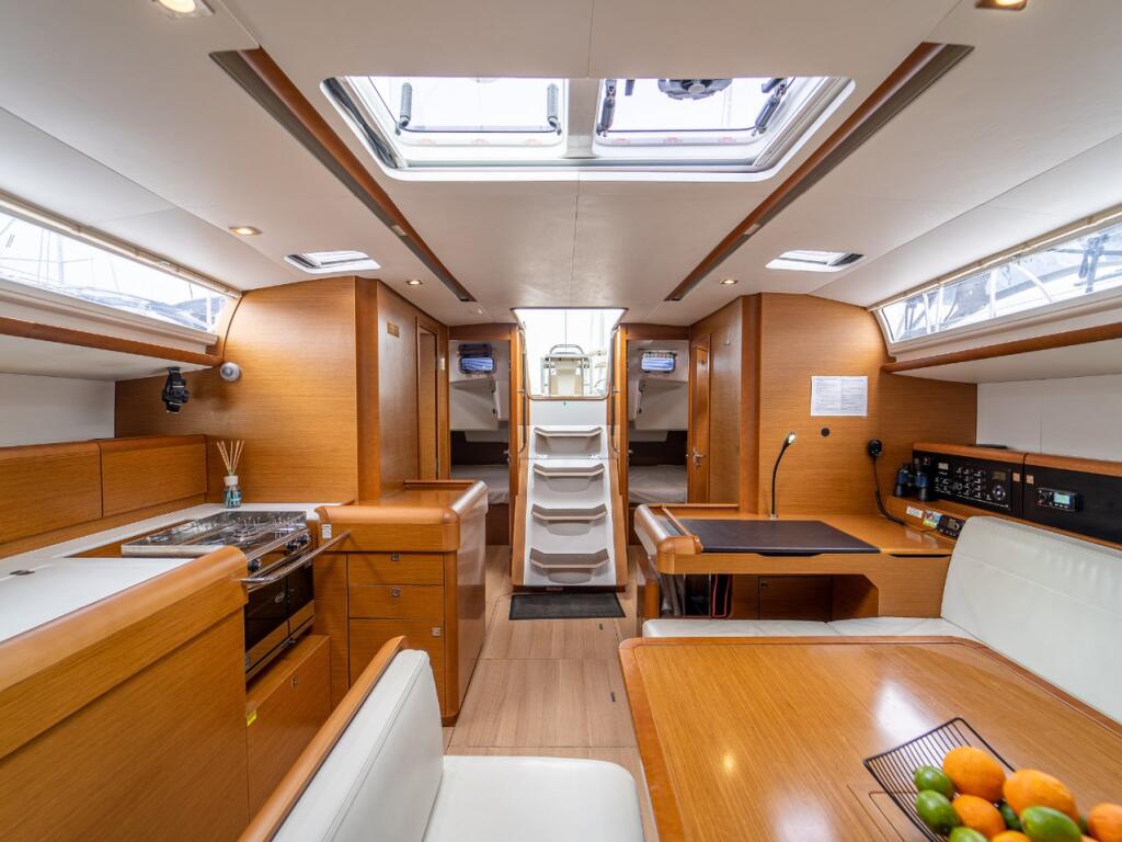 Sailing yacht 