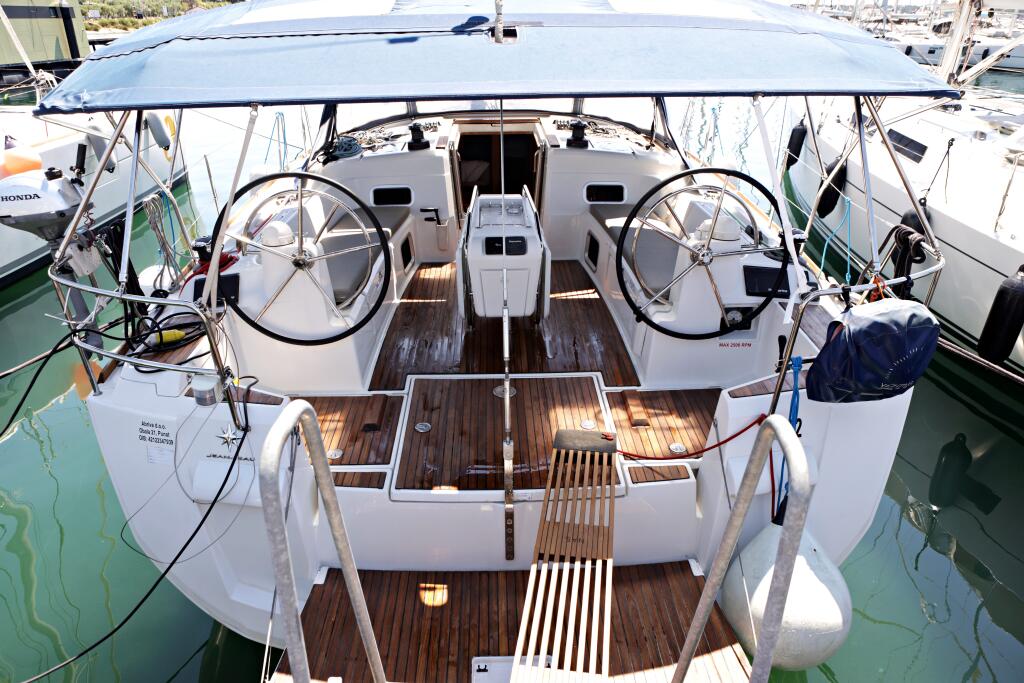 Sailing yacht 