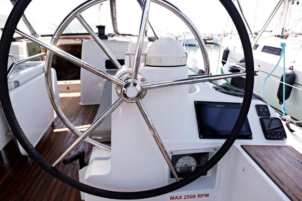 Sailing yacht 