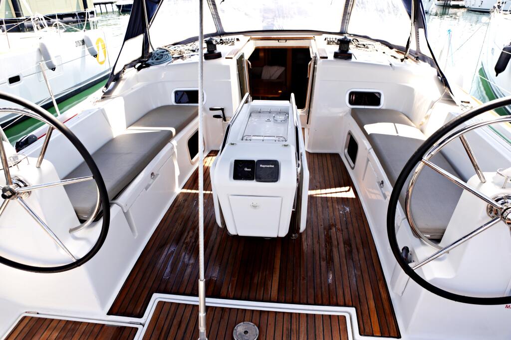 Sailing yacht 