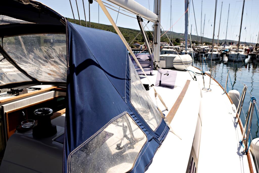 Sailing yacht 