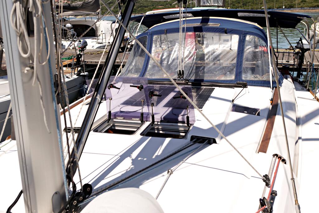 Sailing yacht 