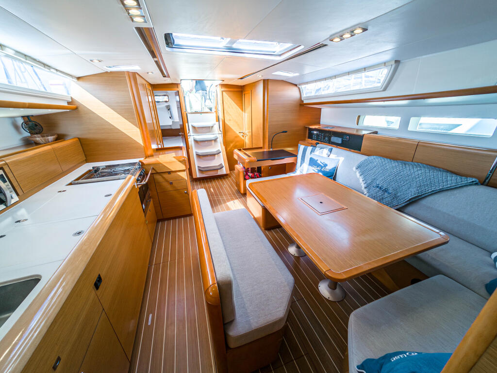 Sailing yacht 