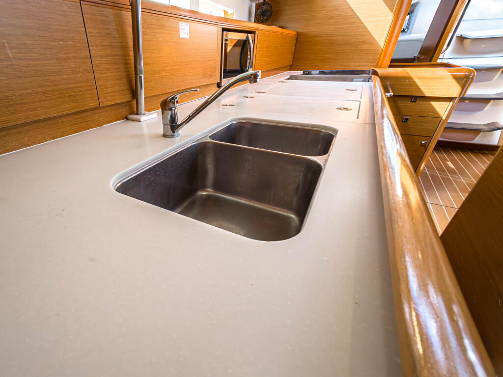 Sailing yacht 