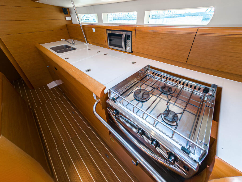 Sailing yacht 