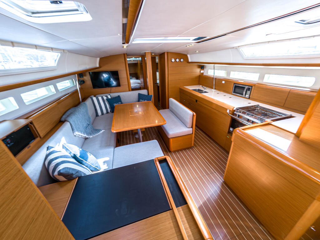 Sailing yacht 