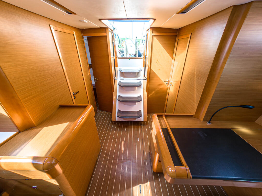 Sailing yacht 