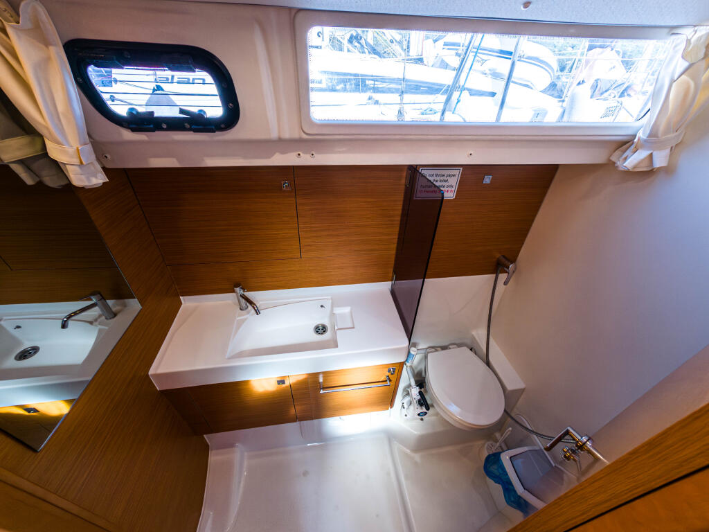 Sailing yacht 