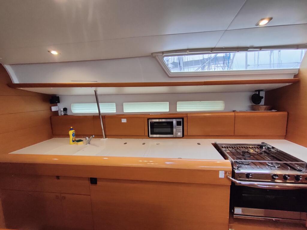 Sailing yacht 