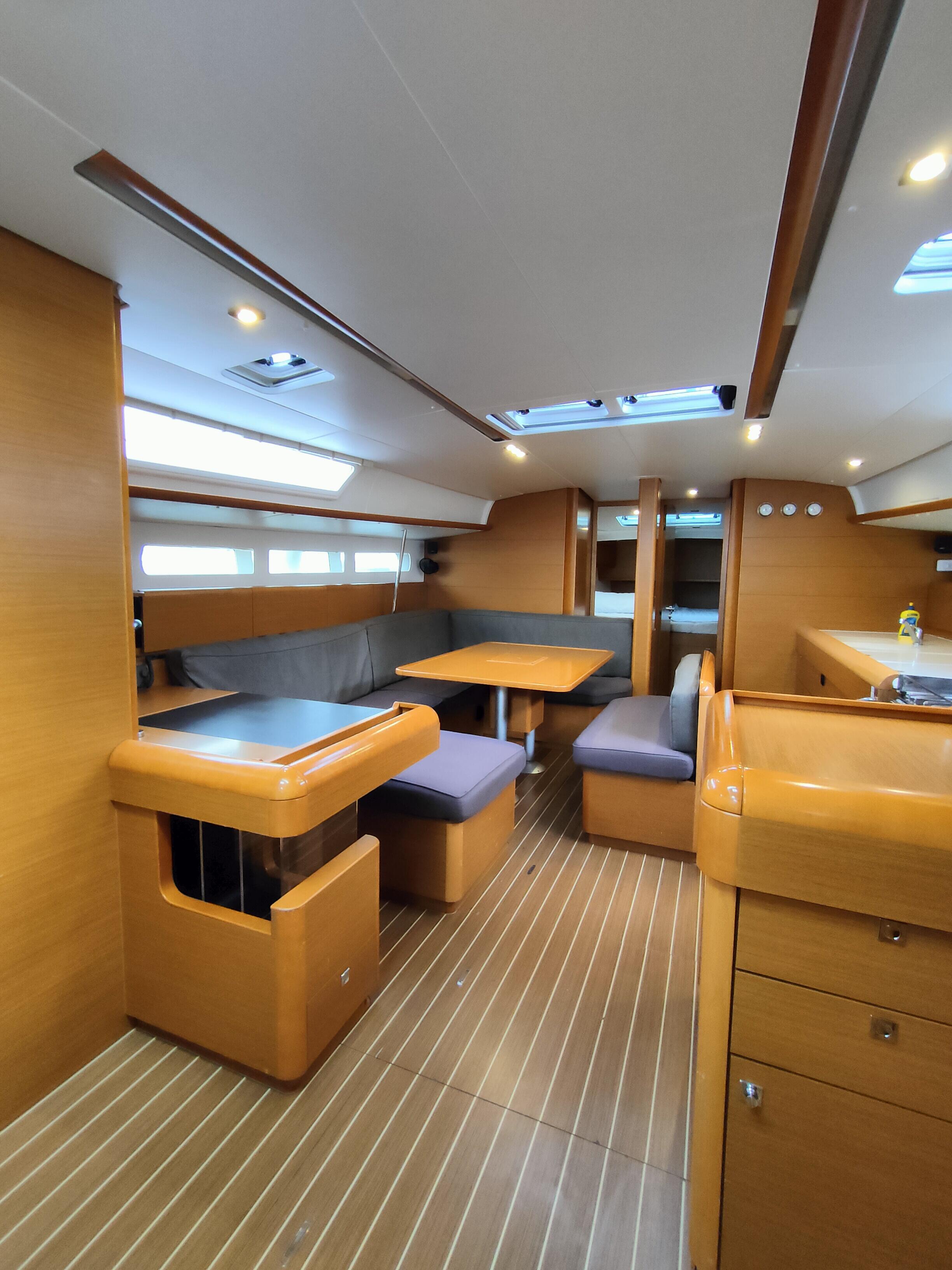 Sailing yacht 