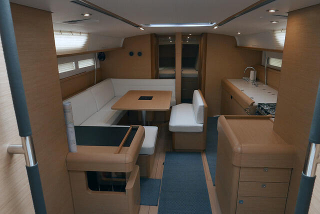 Sailing yacht 