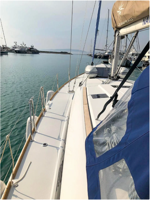 Sailing yacht 