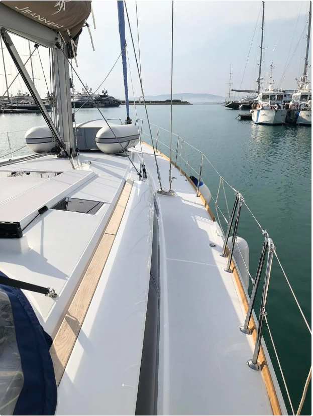 Sailing yacht 