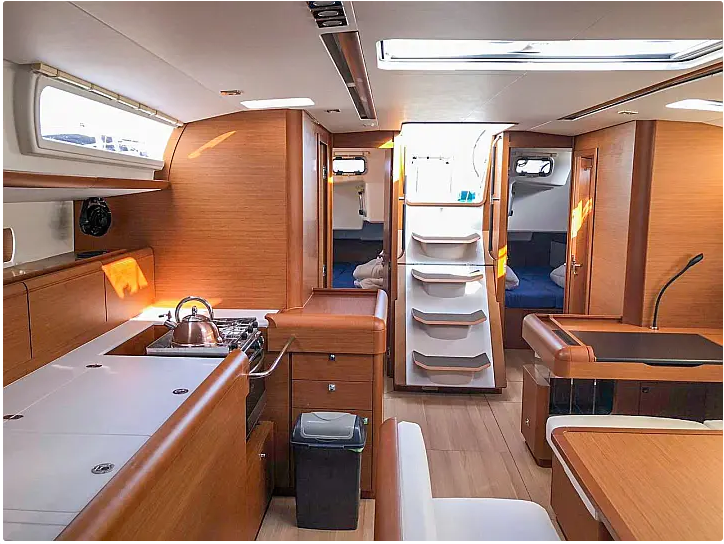 Sailing yacht 