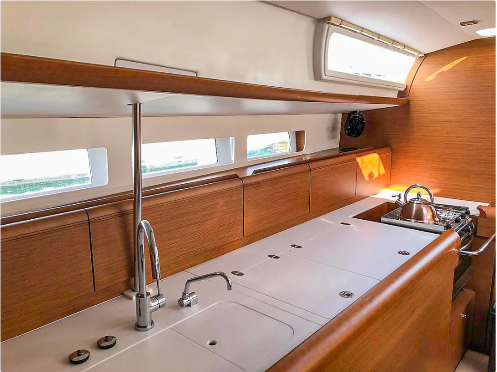 Sailing yacht 