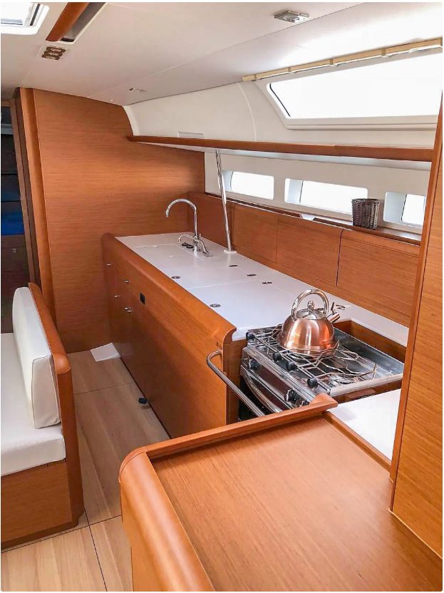 Sailing yacht 