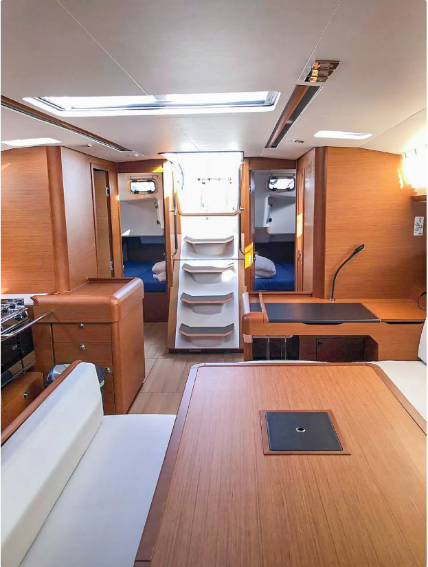 Sailing yacht 