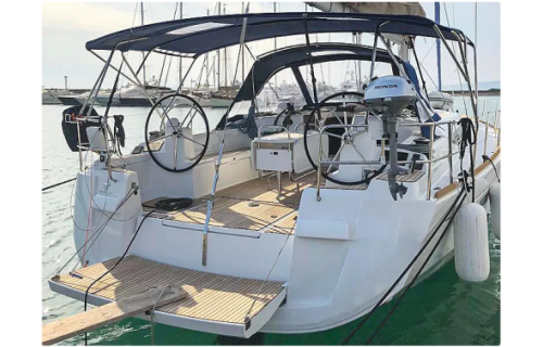 Sailing yacht 