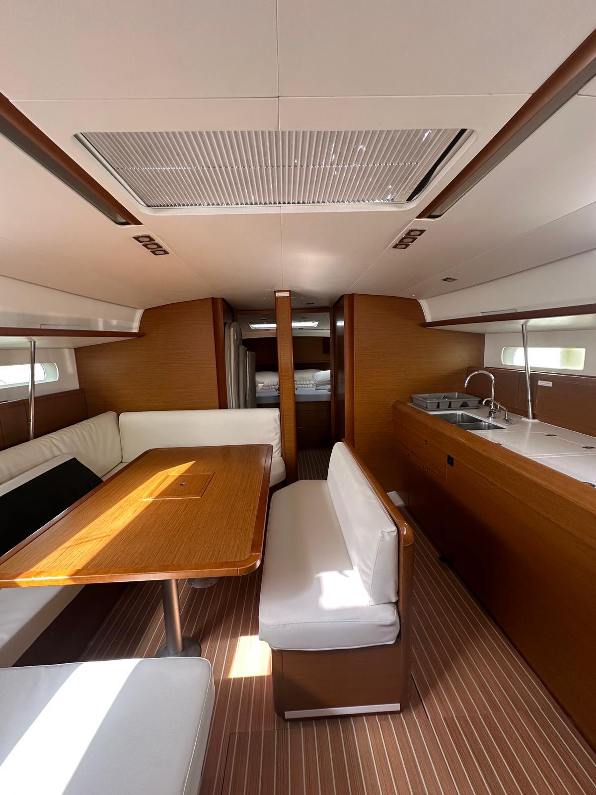 Sailing yacht 