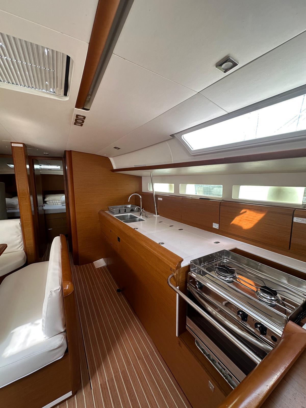 Sailing yacht 