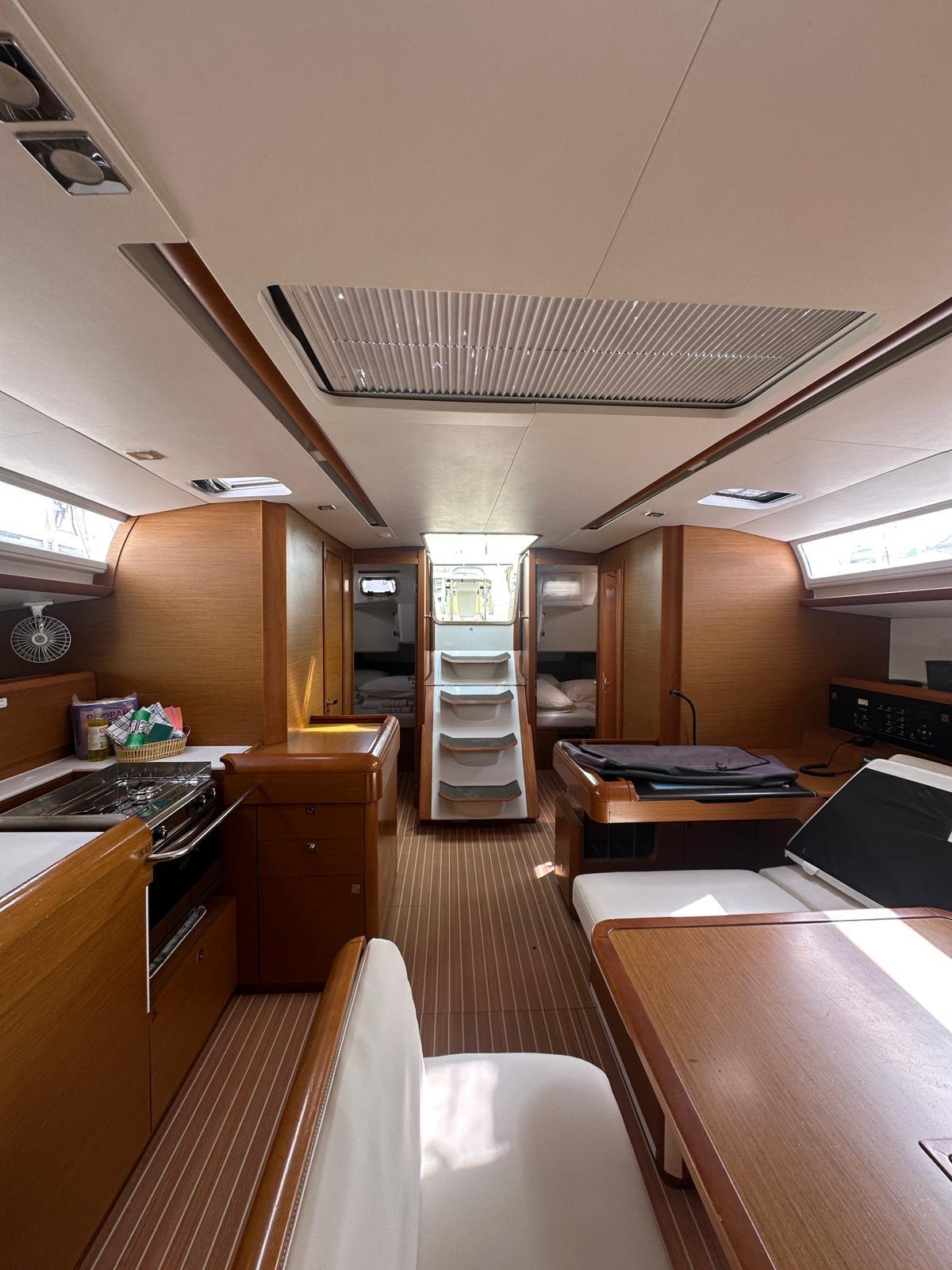 Sailing yacht 
