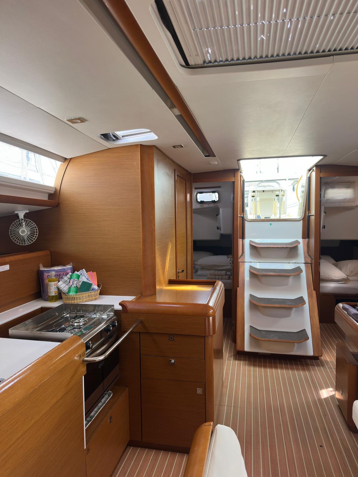 Sailing yacht 