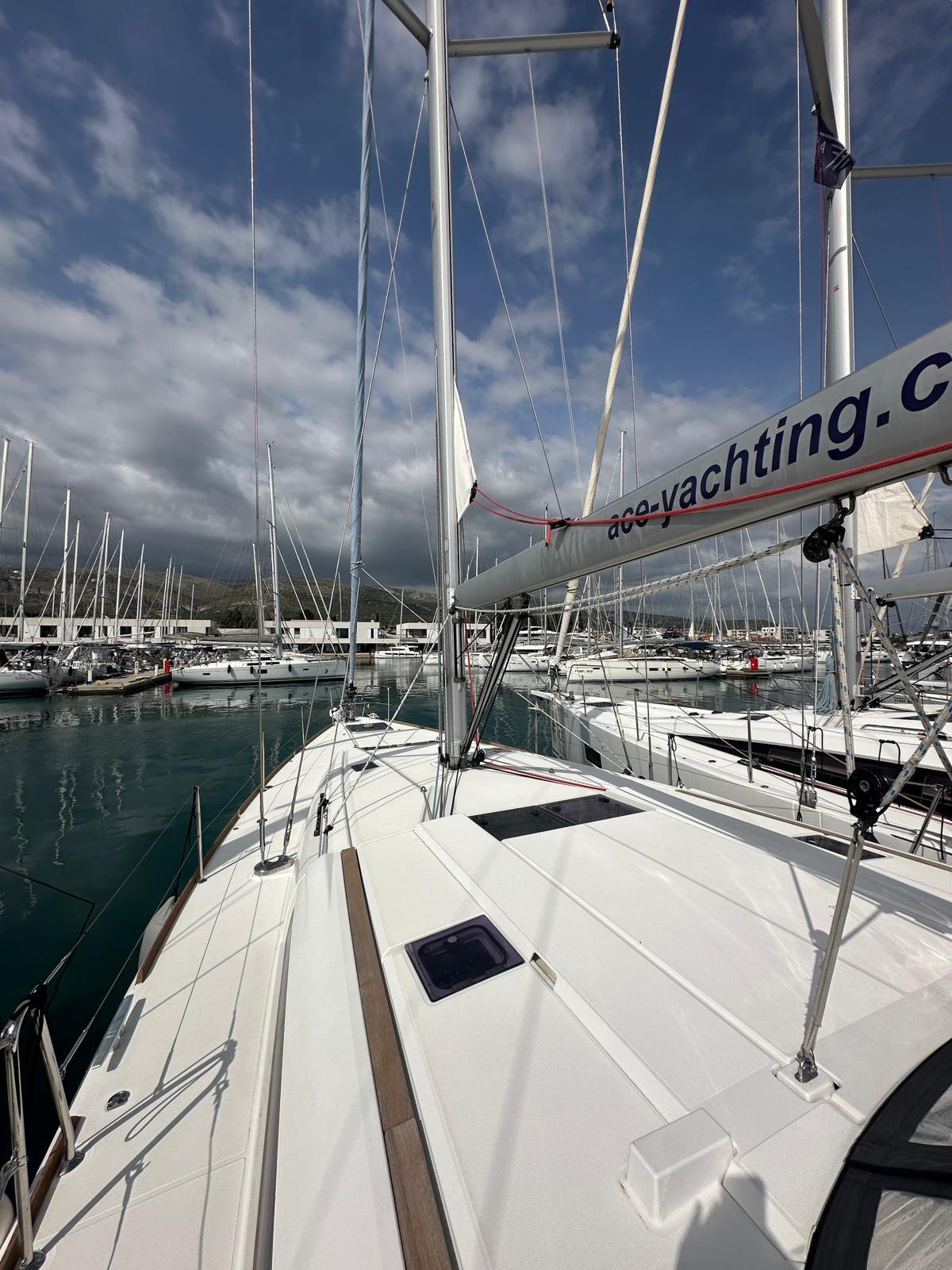 Sailing yacht 