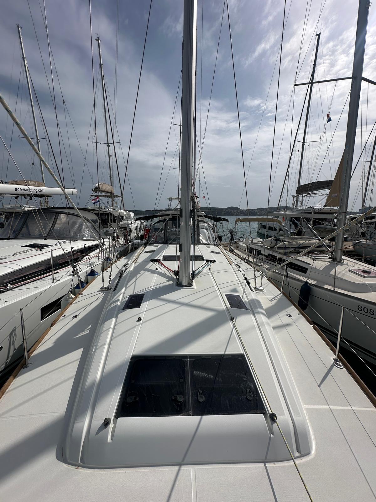 Sailing yacht 