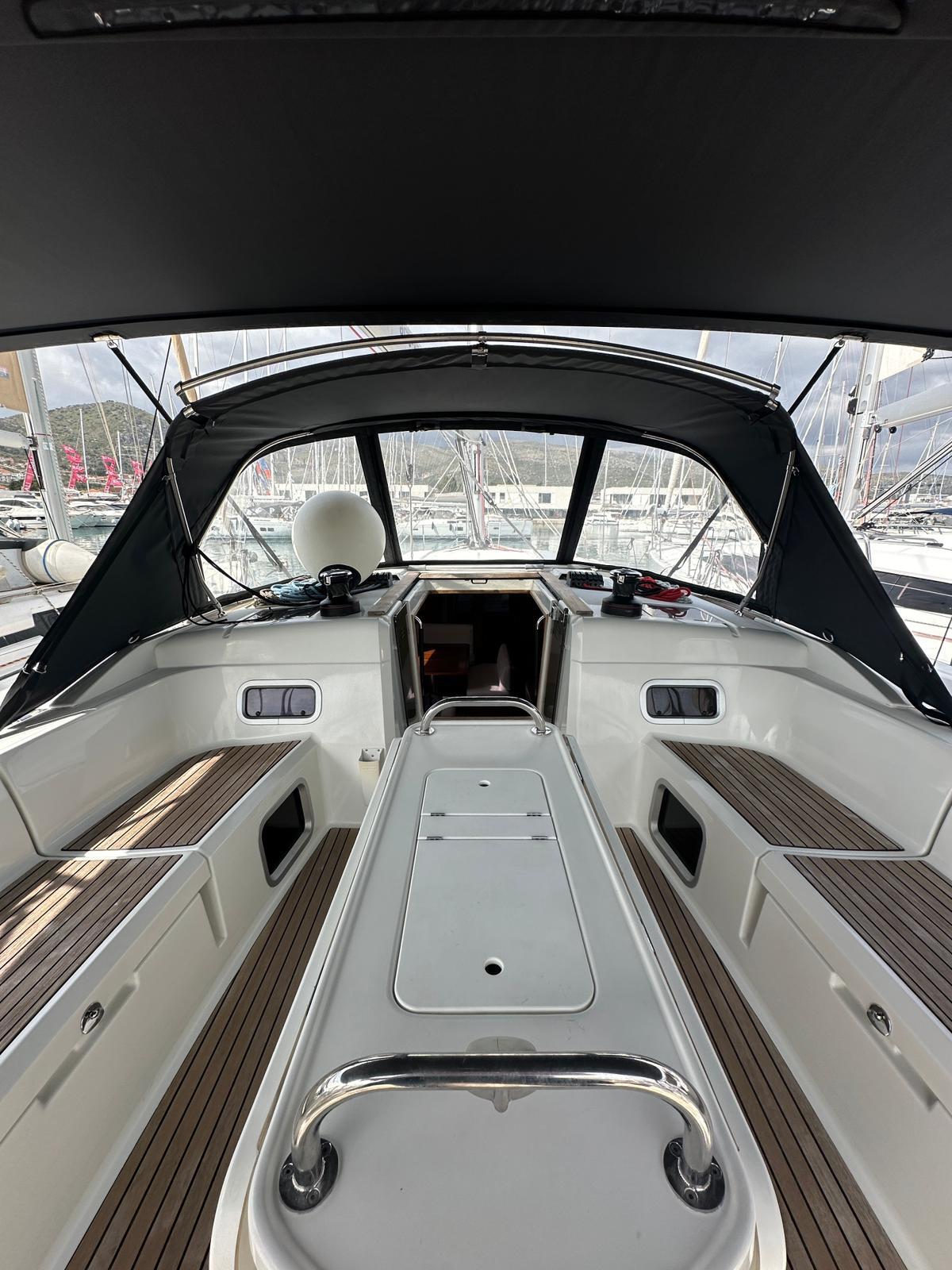 Sailing yacht 