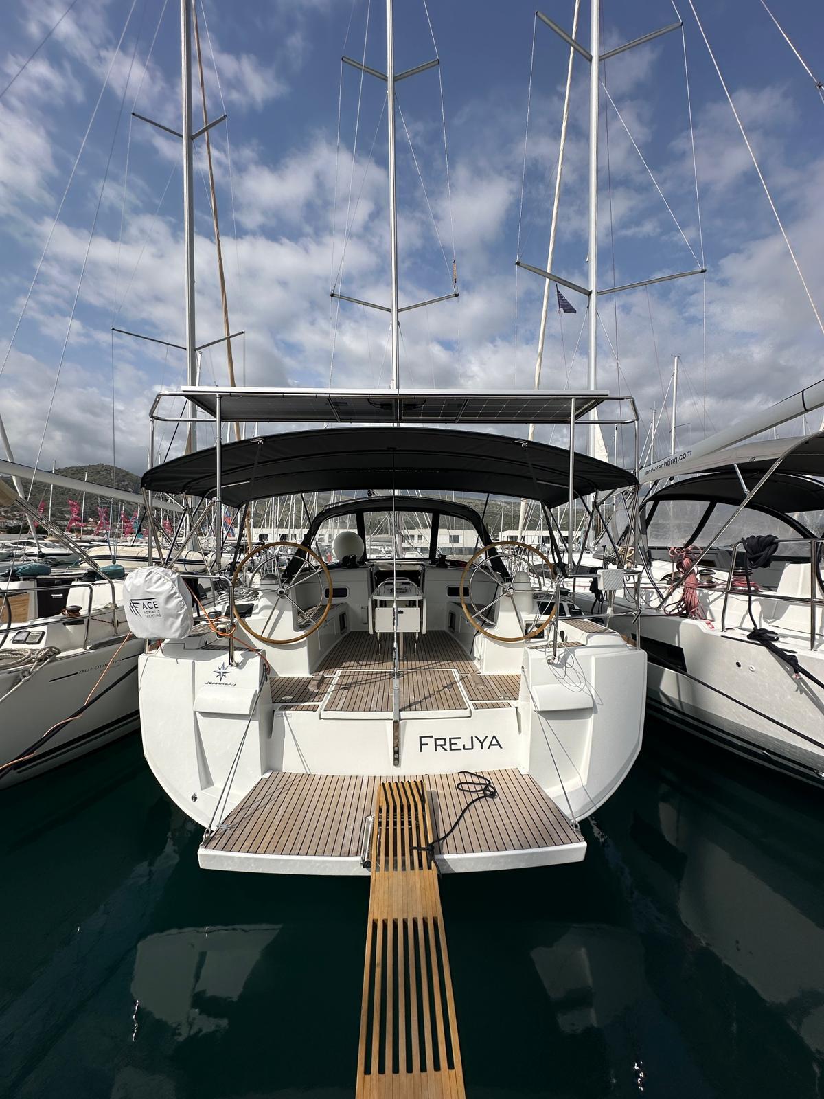 Sailing yacht 