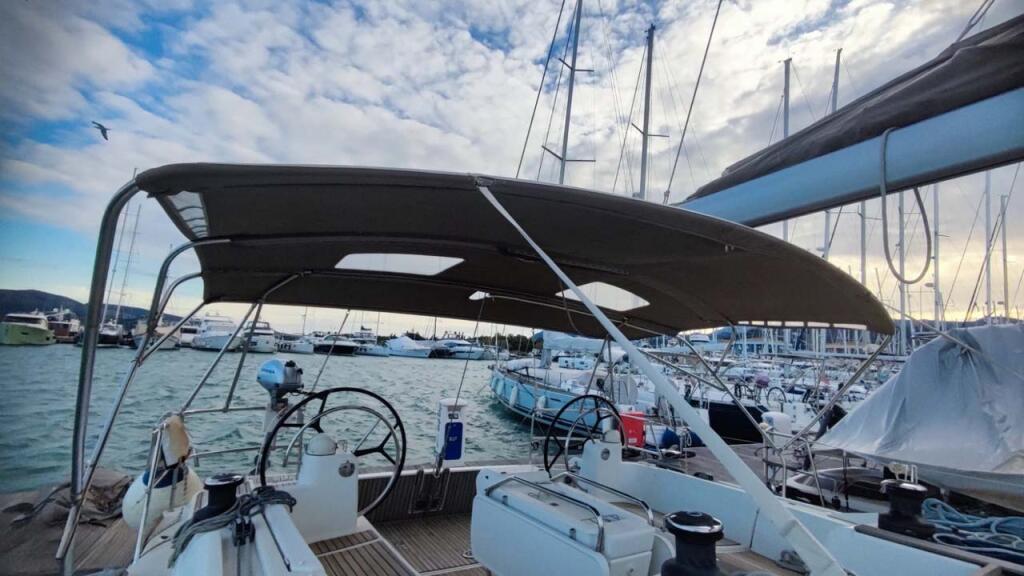 Sailing yacht 