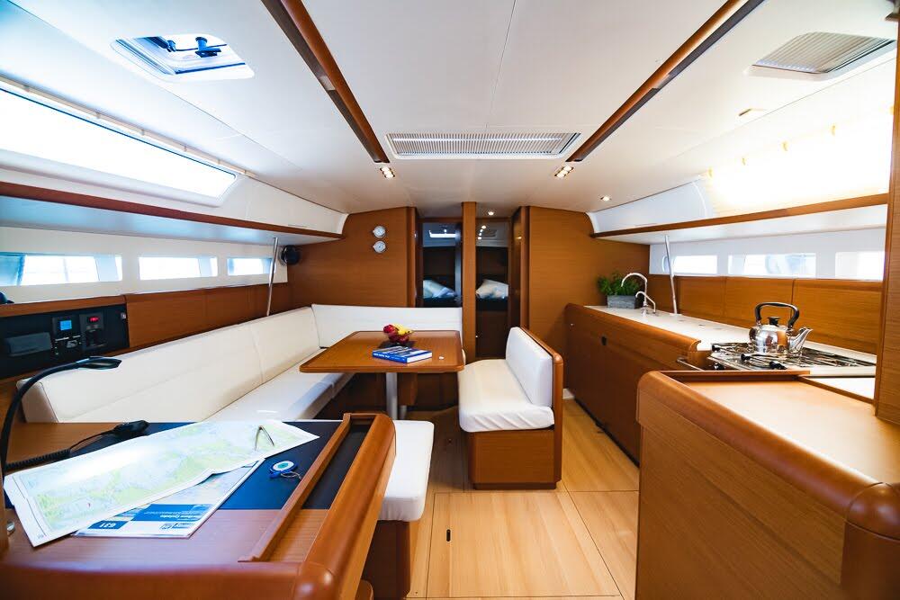 Sailing yacht 