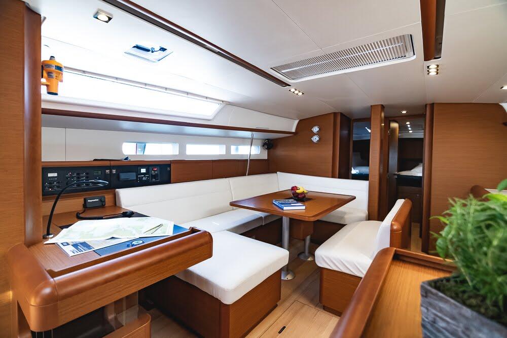 Sailing yacht 