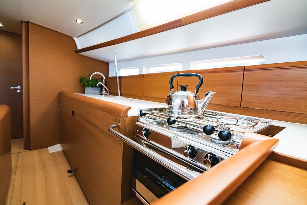 Sailing yacht 