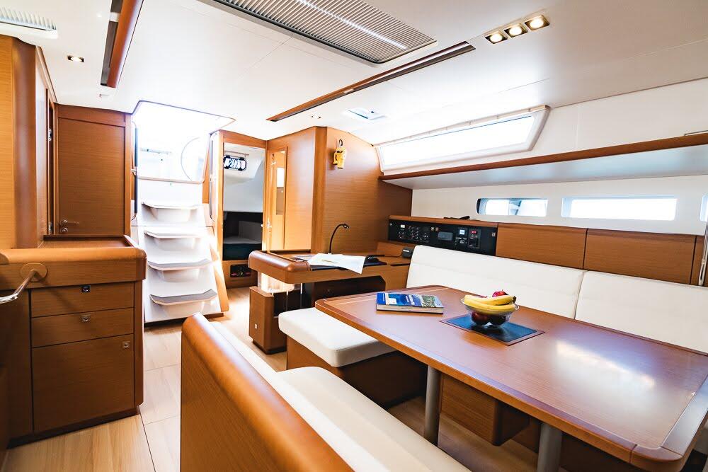 Sailing yacht 