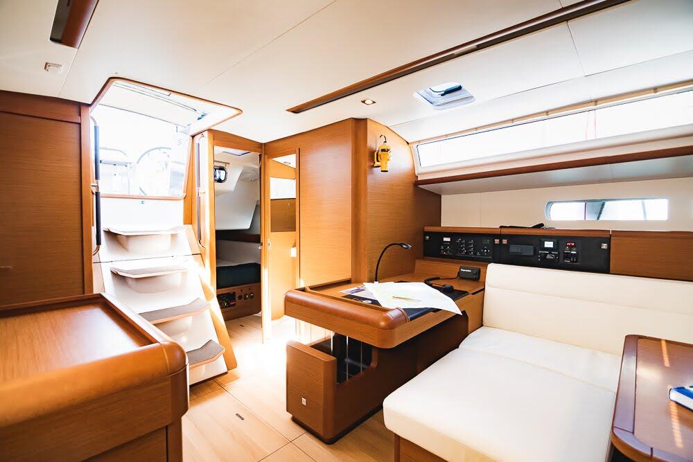 Sailing yacht 