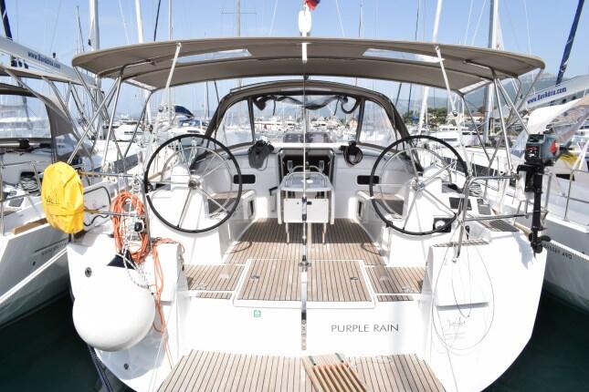 Sailing yacht 