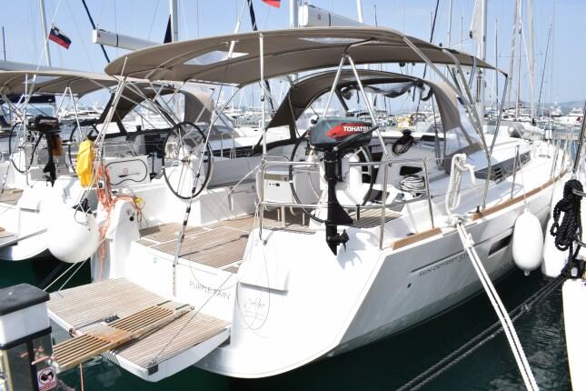 Sailing yacht 