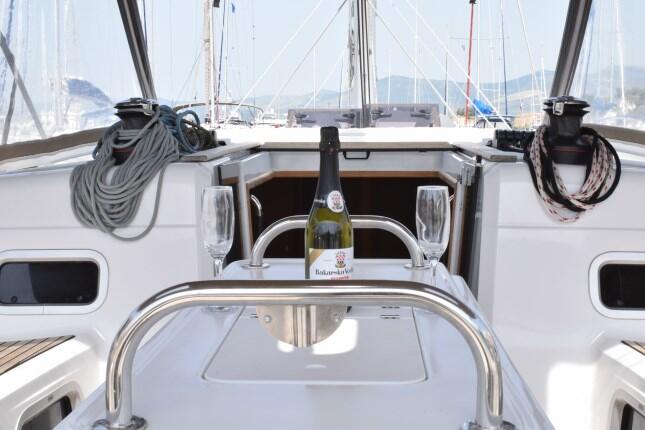 Sailing yacht 
