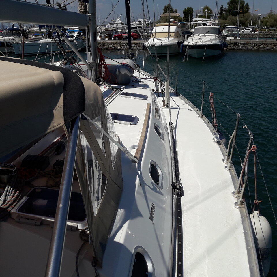 Sailing yacht 