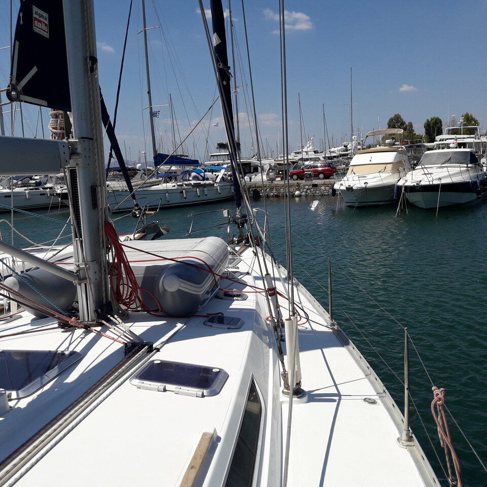 Sailing yacht 