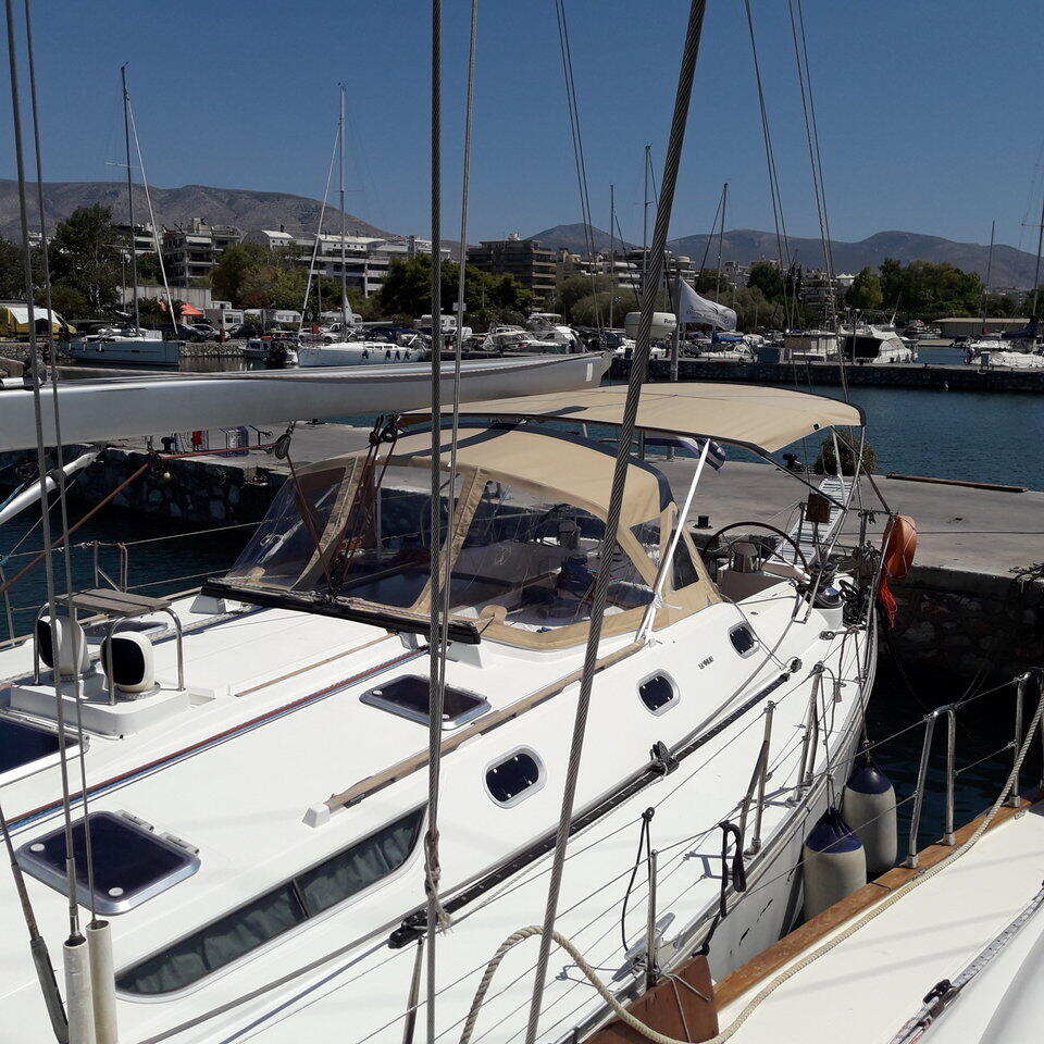 Sailing yacht 