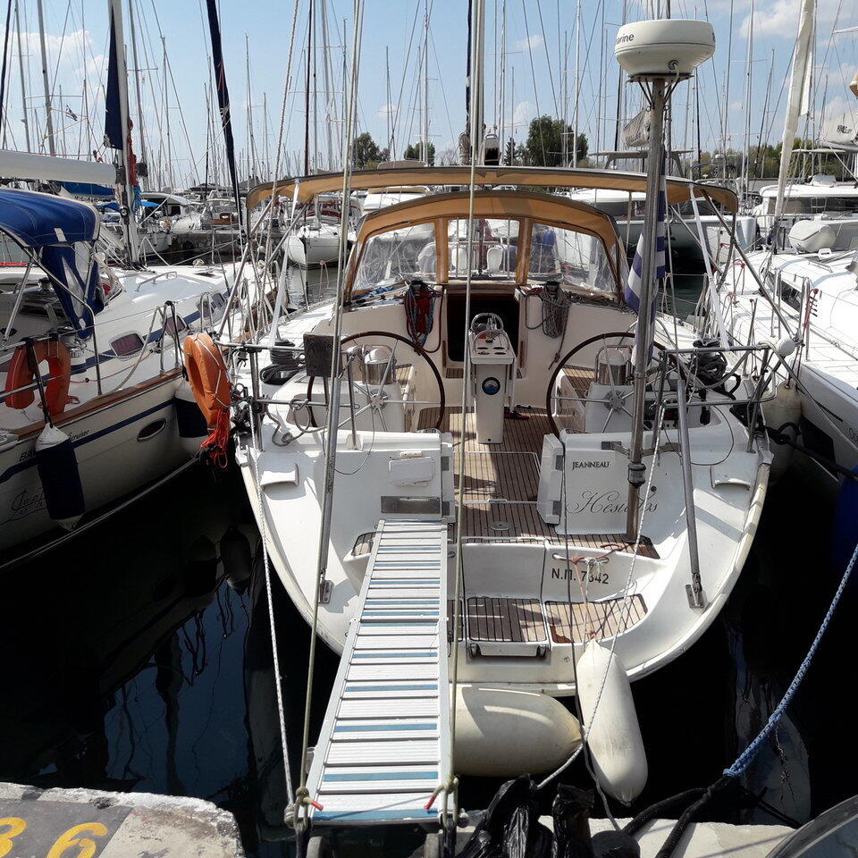 Sailing yacht 