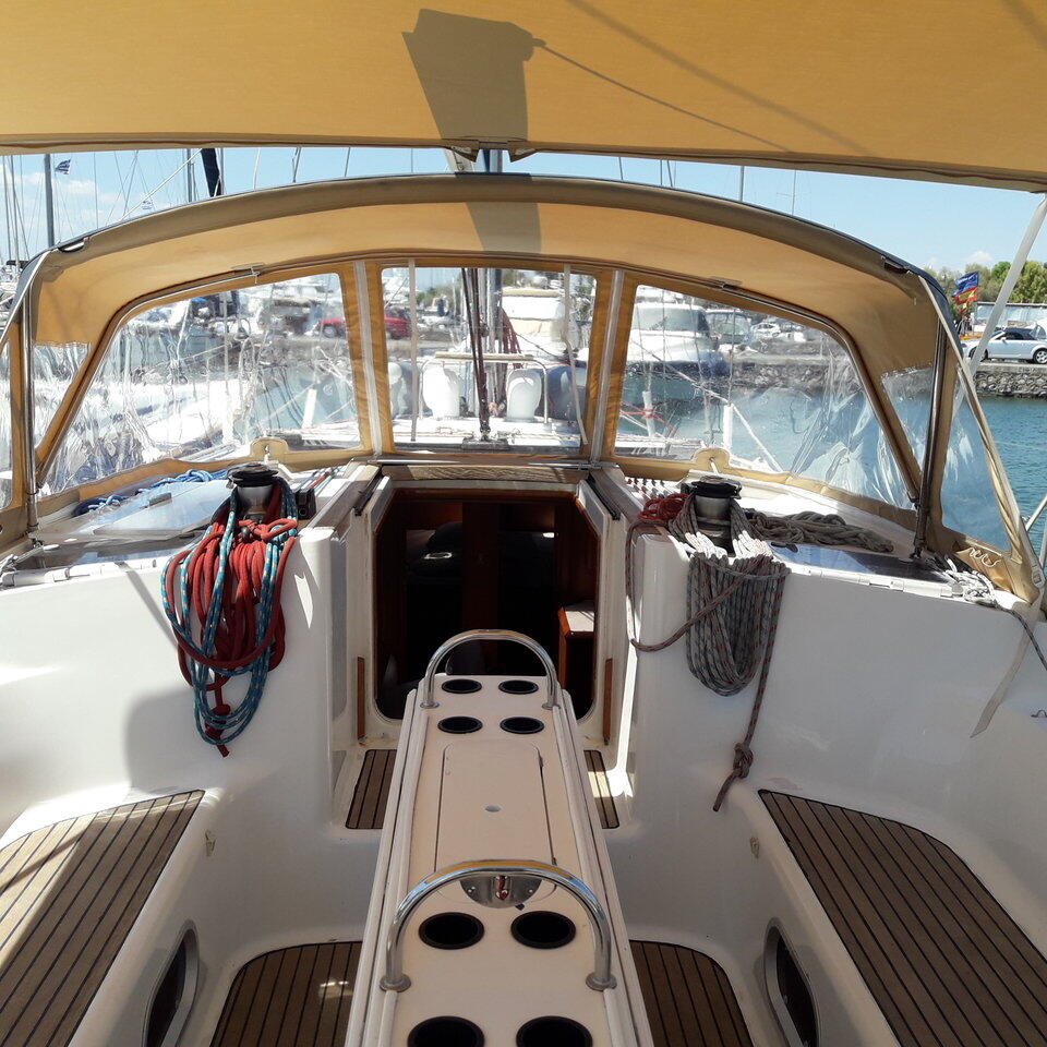 Sailing yacht 