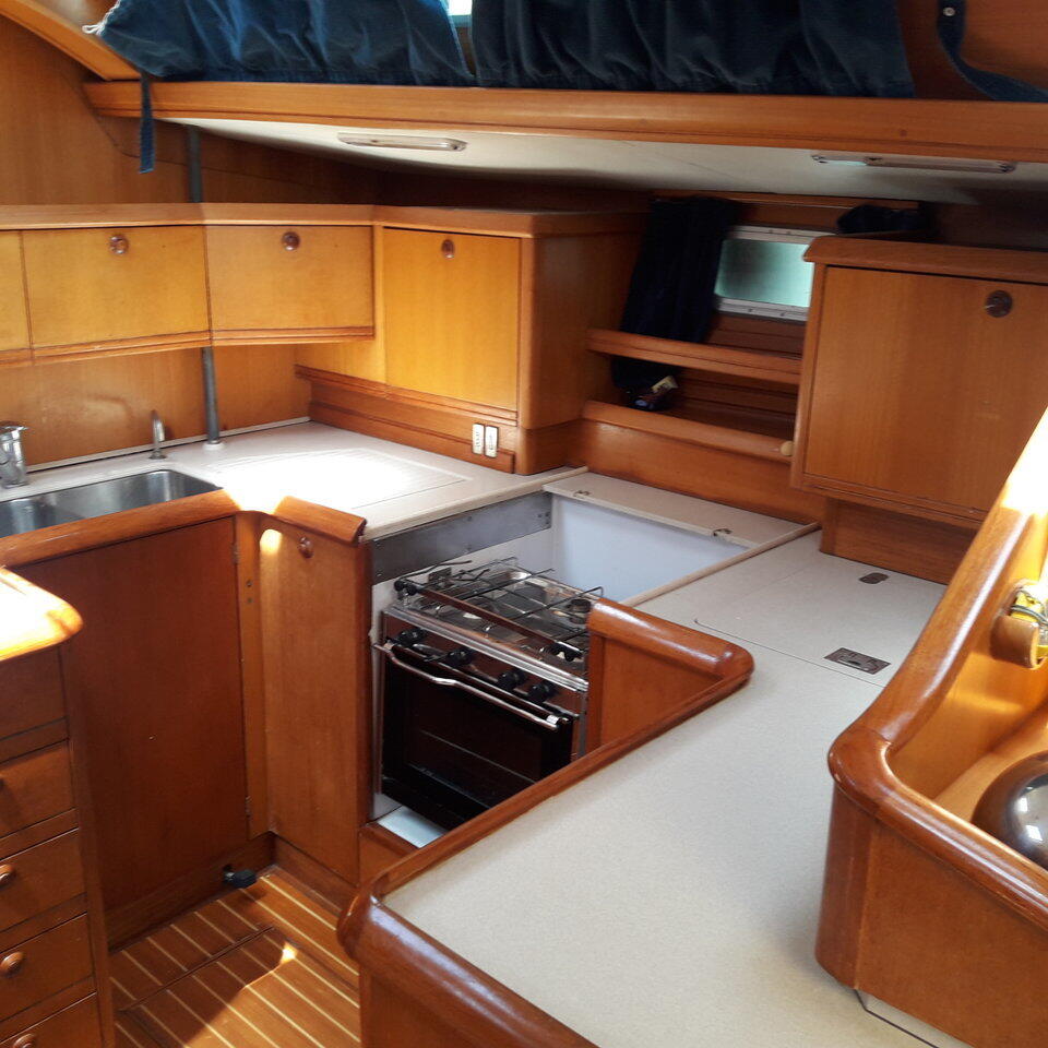 Sailing yacht 