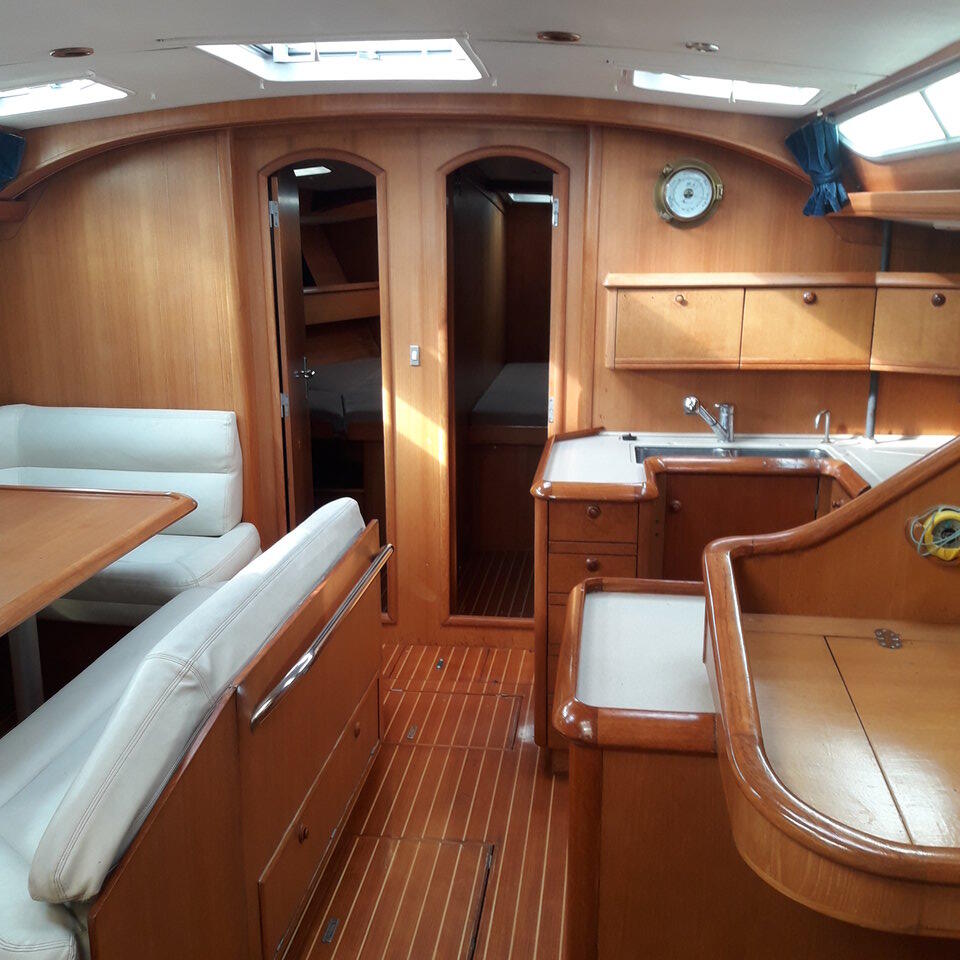 Sailing yacht 
